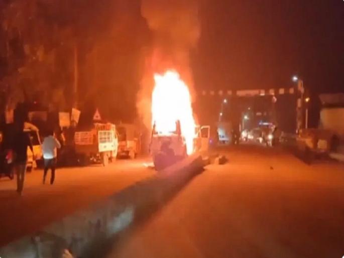 Clashes, stone pelting, burning of vehicles, houses between YSR Congress and TDP workers in Andhra Pradesh | आंध्र प्रदेशमध्ये YSR काँग्रेस आणि TDPच्या कार्यकर्त्यांमध्ये हाणामारी, दगडफेक, वाहने, घरे जाळली Clashes, stone pelting, burning of vehicles, houses between YSR Congress and TDP workers in Andhra Pradesh | आंध्र प्रदेशमध्ये YSR काँग्रेस आणि TDPच्या कार्यकर्त्यांमध्ये हाणामारी, दगडफेक, वाहने, घरे जाळली