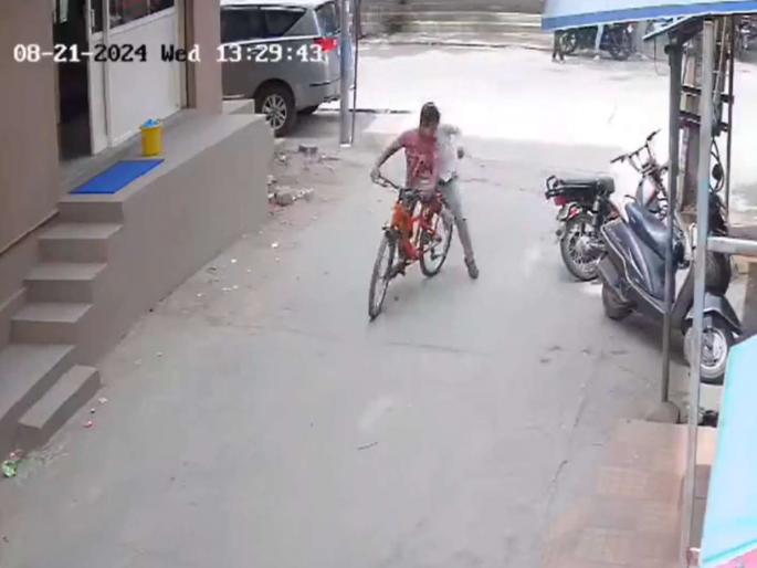 Andhra Pradesh Live wire got entangled in a moving bicycle on child died | चिमुकल्यांच्या सायकलमध्ये अडकली विजेची तार; एकाचा गेला जीव तर दुसऱ्याची मृत्यूशी झुंज सुरु Andhra Pradesh Live wire got entangled in a moving bicycle on child died | चिमुकल्यांच्या सायकलमध्ये अडकली विजेची तार; एकाचा गेला जीव तर दुसऱ्याची मृत्यूशी झुंज सुरु