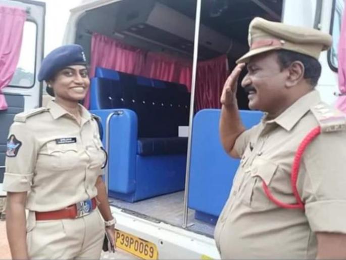 heartening photo of father on duty saluting DSP daughter goes viral | भावनिक! डीसीपी झालेल्या मुलीला वडिलांनीच केले सॅल्यूट; पोस्ट सोशल मीडियावर व्हायरल heartening photo of father on duty saluting DSP daughter goes viral | भावनिक! डीसीपी झालेल्या मुलीला वडिलांनीच केले सॅल्यूट; पोस्ट सोशल मीडियावर व्हायरल
