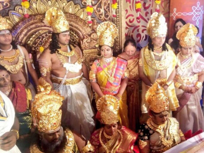 Goddess married the daughter of a spiritual teacher | आध्यात्मिक गुरूंनी मुलीचा विवाह केला 'देवलोक' स्टाइलनं, वऱ्हाडी मंडळीही देवांच्या गेटअपमध्ये Goddess married the daughter of a spiritual teacher | आध्यात्मिक गुरूंनी मुलीचा विवाह केला 'देवलोक' स्टाइलनं, वऱ्हाडी मंडळीही देवांच्या गेटअपमध्ये