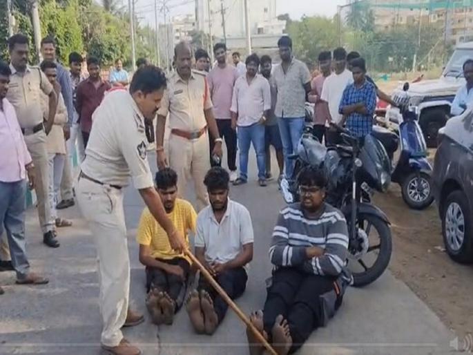 Andhra Pradesh: Police beat up three people who attacked a constable on the road, video goes viral | कॉन्स्टेबलवर हल्ला करणाऱ्या तिघांना पोलिसांनी भररस्त्यात चोपले, व्हिडिओ व्हायरल...