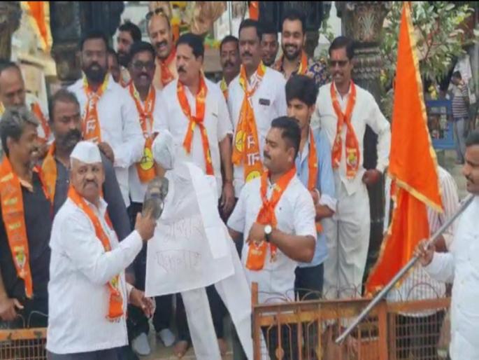 Burning of Eknath Shinde statue in Pune on of Shiv Sena | पुण्यात शिवसेनेच्या वतीने एकनाथ शिंदे यांच्या पुतळ्याचे जोडे मारत दहन Burning of Eknath Shinde statue in Pune on of Shiv Sena | पुण्यात शिवसेनेच्या वतीने एकनाथ शिंदे यांच्या पुतळ्याचे जोडे मारत दहन