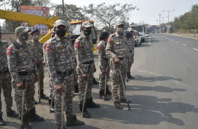 Tight security by the police against the backdrop of the agitation | आंदोलनाच्या पार्श्वभूमीवर पोलिसांचा तगडा बंदोबस्त