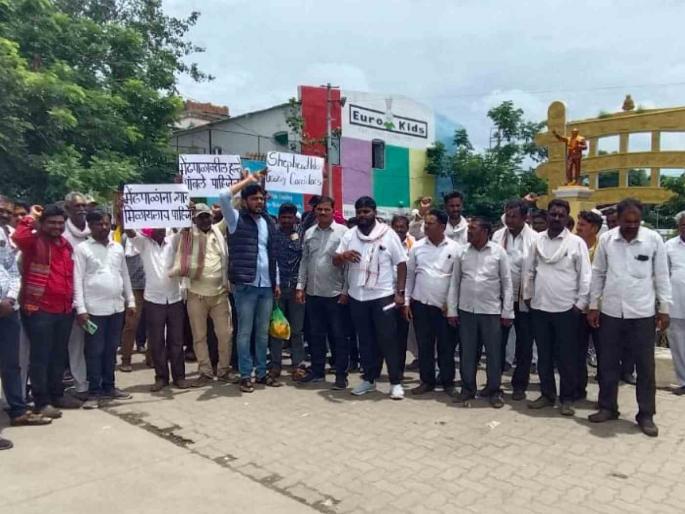 Create grazing corridors for shepherds to graze Shepherd son army aggressive | मेंढपाळांना चराईसाठी ग्रेझिंग कॉरिडॉर्स तयार करा..! मेंढपाळ पुत्र आर्मी आक्रमक Create grazing corridors for shepherds to graze Shepherd son army aggressive | मेंढपाळांना चराईसाठी ग्रेझिंग कॉरिडॉर्स तयार करा..! मेंढपाळ पुत्र आर्मी आक्रमक