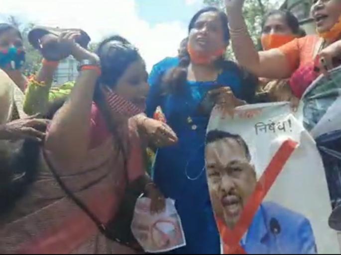 Shiv Sainiks aggressive in Pune! Movement in Goodluck Square; Stone throwing at R Deccan Mall | पुण्यात शिवसैनिक आक्रमक! गुडलक चौकात आंदोलन; राणेंच्या मॉलवरही दगडफेक Shiv Sainiks aggressive in Pune! Movement in Goodluck Square; Stone throwing at R Deccan Mall | पुण्यात शिवसैनिक आक्रमक! गुडलक चौकात आंदोलन; राणेंच्या मॉलवरही दगडफेक
