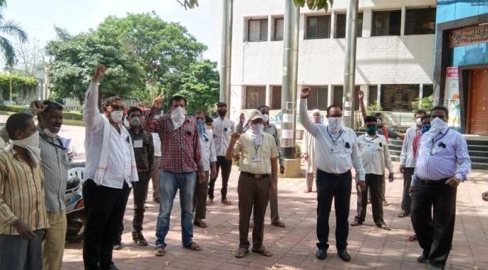 agitation of municipal employees in the state | राज्यातील पालिका कर्मचाऱ्यांचे आंदोलन सुरू agitation of municipal employees in the state | राज्यातील पालिका कर्मचाऱ्यांचे आंदोलन सुरू