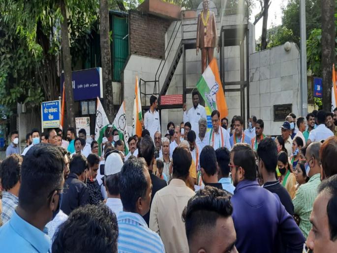 farmer protest in uttar pradesh yogi government | उत्तरप्रदेशातील शेतकरी अत्याचार विरोधात पुण्यात निदर्शने farmer protest in uttar pradesh yogi government | उत्तरप्रदेशातील शेतकरी अत्याचार विरोधात पुण्यात निदर्शने