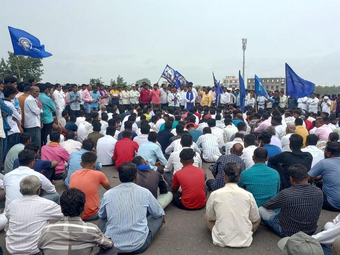 Rastraroko in case of inhuman beating of youth, Ambedkari community united, two accused arrested | Ahmednagar: तरुणांना अमानुष मारहाण प्रकरणी रास्तारोको, आंबेडकरी समाज एकवटला, दोघा आरोपींना अटक Rastraroko in case of inhuman beating of youth, Ambedkari community united, two accused arrested | Ahmednagar: तरुणांना अमानुष मारहाण प्रकरणी रास्तारोको, आंबेडकरी समाज एकवटला, दोघा आरोपींना अटक