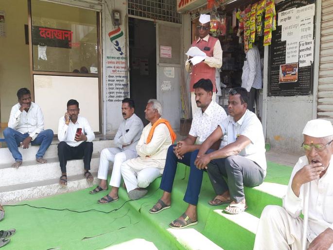 Even after giving a statement Gram Sabha was not held the villagers continued their protest | निवेदन देऊनही ग्रामसभा घेतली नाही, ग्रामस्थांचे ठिय्या आंदोलन Even after giving a statement Gram Sabha was not held the villagers continued their protest | निवेदन देऊनही ग्रामसभा घेतली नाही, ग्रामस्थांचे ठिय्या आंदोलन