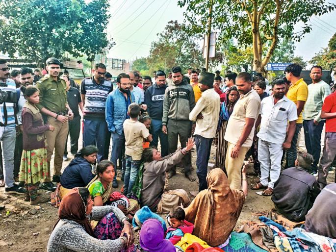CM Fadnavis should visit give Rs 25 lakh and four acres of land to the deceased, demand relatives | मुख्यमंत्री फडणवीस यांनी भेट घ्यावी, मृतांना २५ लाख, चार एकर जमीन द्या, नातेवाईकांची मागणी CM Fadnavis should visit give Rs 25 lakh and four acres of land to the deceased, demand relatives | मुख्यमंत्री फडणवीस यांनी भेट घ्यावी, मृतांना २५ लाख, चार एकर जमीन द्या, नातेवाईकांची मागणी