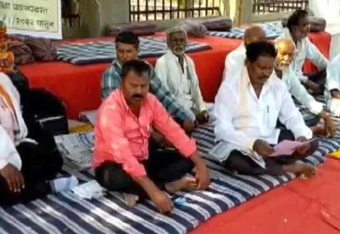 The hunger strike of Ghuikhed residents continues on the fourth day | घुईखेडवासीयांचे उपोषण चौथ्याही दिवशी सुरूच; अतिक्रमणाचा मोबदला न मिळाल्याने उचलले पाऊल The hunger strike of Ghuikhed residents continues on the fourth day | घुईखेडवासीयांचे उपोषण चौथ्याही दिवशी सुरूच; अतिक्रमणाचा मोबदला न मिळाल्याने उचलले पाऊल
