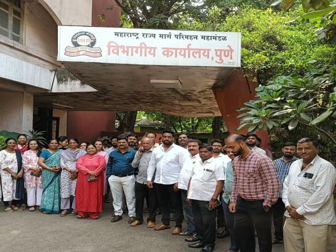 Pune ST employees bell-ringing protest for pending demands | पुणे एसटी कर्मचाऱ्यांचे प्रलंबित मागण्यांसाठी घंटानाद आंदोलन Pune ST employees bell-ringing protest for pending demands | पुणे एसटी कर्मचाऱ्यांचे प्रलंबित मागण्यांसाठी घंटानाद आंदोलन
