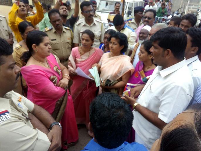 Bharip-bomb encirclement; BJP welcomed it | भारिप-बमसंचा घेराव; भाजपाने केले स्वागत Bharip-bomb encirclement; BJP welcomed it | भारिप-बमसंचा घेराव; भाजपाने केले स्वागत