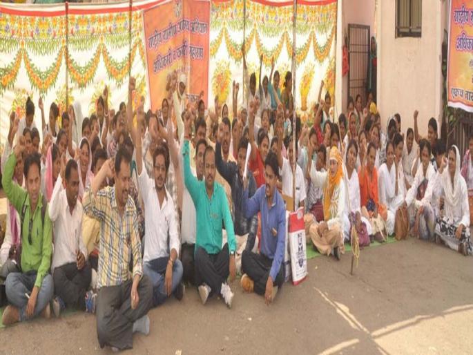 Contract work in Nandurbar is closed | नंदुरबारात कंत्राटी आरोग्य कर्मचा:यांचे काम बंद