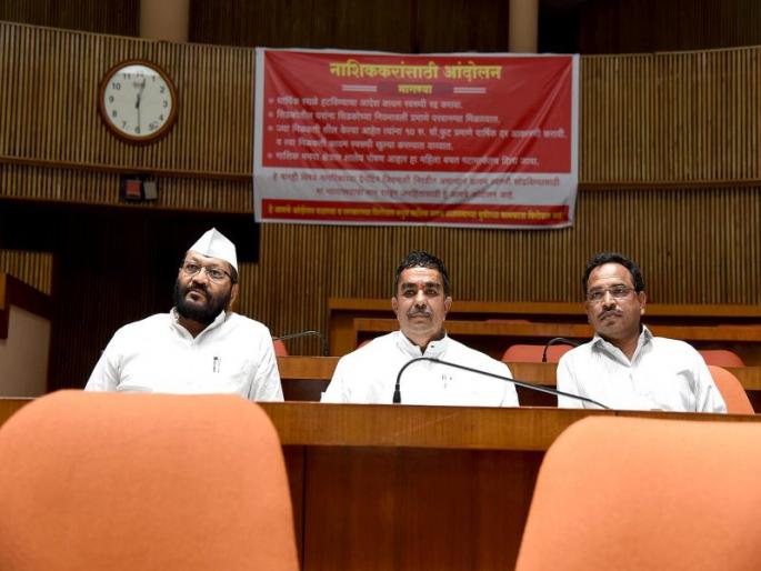 In Nashik, the members of corporators started fasting from the night of municipal council | नाशिकमध्ये महापालिकेच्या सभागृहात नगरसेवकांचेरात्रीपासून उपोषण सुरूच