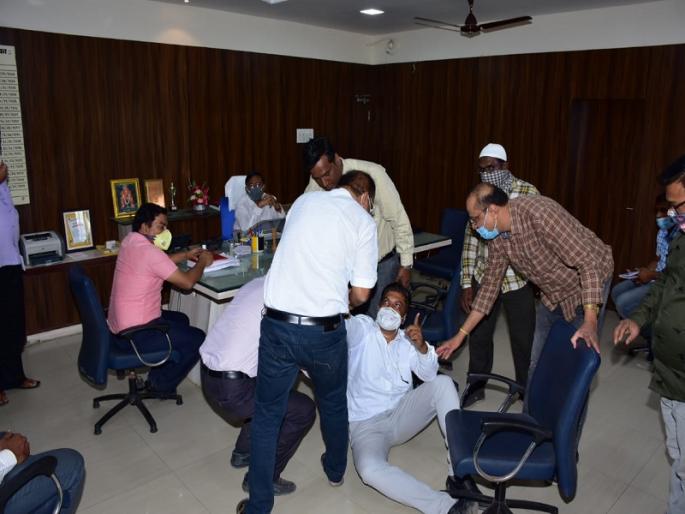 The protesters slept in the commissioner's office | आंदोलनकर्ते झोपले आयुक्तांच्या दालनात 