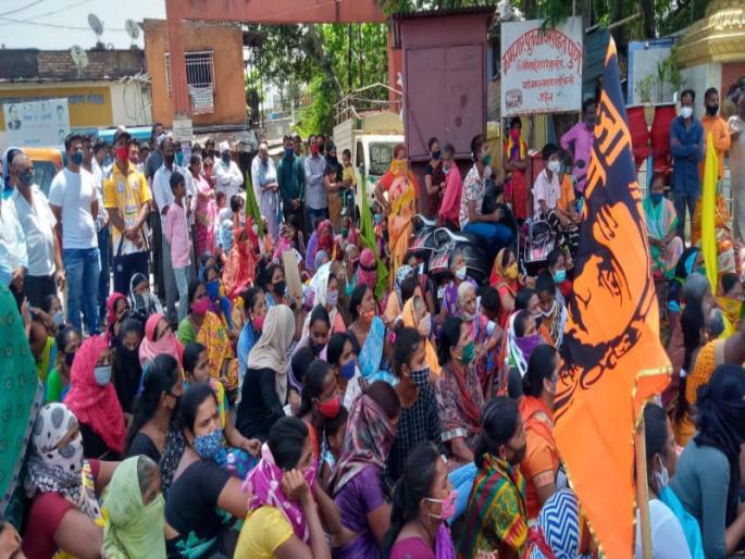 "Rehabilitate us in Shivajinagar area", demanded the citizens of Kamgar Statue Colony | "आमचं पुनर्वसन शिवाजीनगर परिसरातच करा", कामगार पुतळा वसाहतीतील नागरिकांची मागणी "Rehabilitate us in Shivajinagar area", demanded the citizens of Kamgar Statue Colony | "आमचं पुनर्वसन शिवाजीनगर परिसरातच करा", कामगार पुतळा वसाहतीतील नागरिकांची मागणी