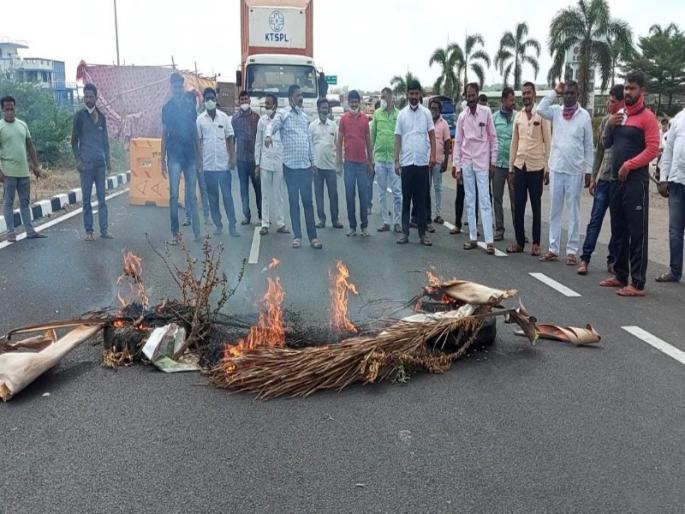 Ujani's argument flared up again! Protest by burning tires on Pune-Solapur National Highway | उजनीचा वाद पून्हा पेटला! पुणे - सोलापूर राष्ट्रीय महामार्गावर टायर पेटवून निषेध आंदोलन Ujani's argument flared up again! Protest by burning tires on Pune-Solapur National Highway | उजनीचा वाद पून्हा पेटला! पुणे - सोलापूर राष्ट्रीय महामार्गावर टायर पेटवून निषेध आंदोलन