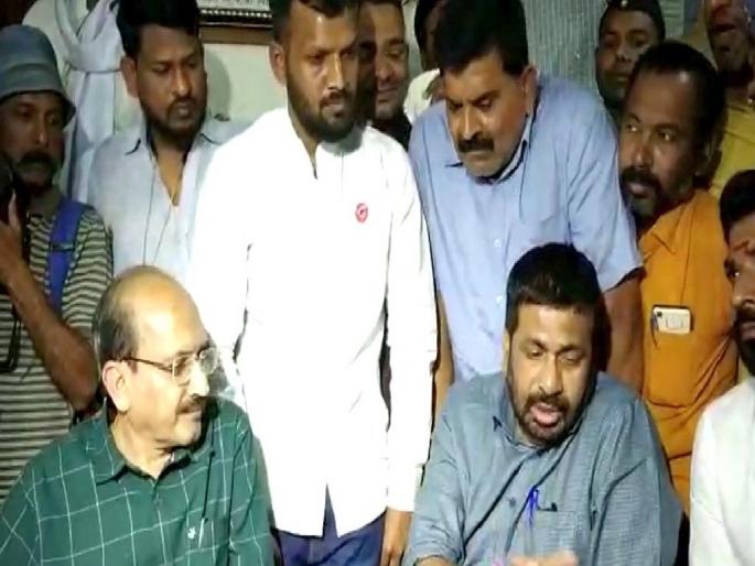 Prahar Janshakti Party Aggressive Against Farmers' Land Auction, Bacchu Kadu agitation in front of the district bank nagpur | शेतकऱ्यांच्या जमीन लिलावाविरोधात प्रहार आक्रमक; बच्चू कडूंसह कार्यकर्त्यांची जिल्हा बँकेवर धडक Prahar Janshakti Party Aggressive Against Farmers' Land Auction, Bacchu Kadu agitation in front of the district bank nagpur | शेतकऱ्यांच्या जमीन लिलावाविरोधात प्रहार आक्रमक; बच्चू कडूंसह कार्यकर्त्यांची जिल्हा बँकेवर धडक