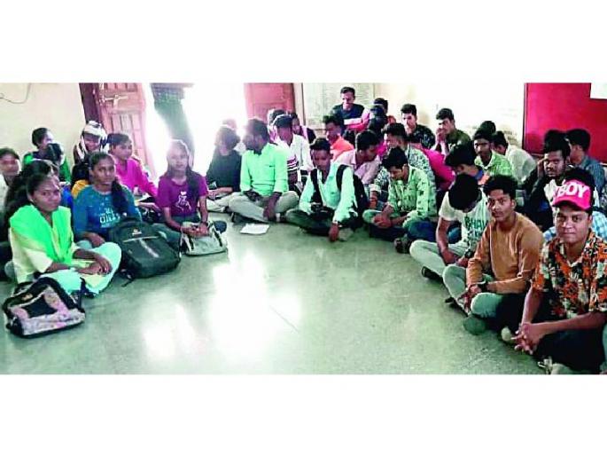 sit-in agitation of students in the office of the Upper Tribal Commissioner for immediate grant | अप्पर आदिवासी आयुक्त कार्यालयात विद्यार्थ्यांचा ठिय्या; अनुदान न मिळाल्यास राहुटी आंदोलनाचा इशारा sit-in agitation of students in the office of the Upper Tribal Commissioner for immediate grant | अप्पर आदिवासी आयुक्त कार्यालयात विद्यार्थ्यांचा ठिय्या; अनुदान न मिळाल्यास राहुटी आंदोलनाचा इशारा
