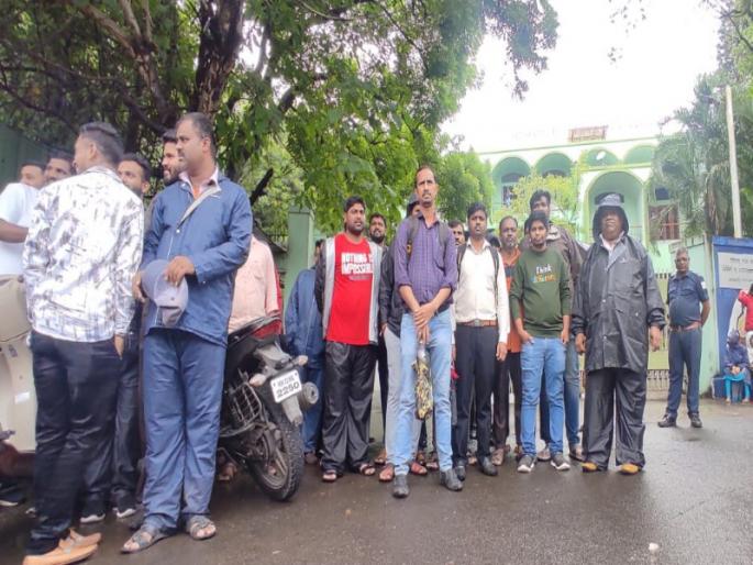 agitation of 200 to 250 contract workers at the gate of Balbharati in Pune | पुण्यात बालभारतीच्या गेटवर २०० ते २५० कंत्राटी कामगारांचे ठिय्या आंदोलन agitation of 200 to 250 contract workers at the gate of Balbharati in Pune | पुण्यात बालभारतीच्या गेटवर २०० ते २५० कंत्राटी कामगारांचे ठिय्या आंदोलन
