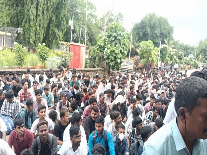 Engineering students protest at Pune University Students break down gate and enter | Video: पुणे विद्यापीठात इंजिनियरिंगच्या विद्यार्थ्यांचे आंदोलन; गेट तोडून विद्यार्थी आतमध्ये घुसले Engineering students protest at Pune University Students break down gate and enter | Video: पुणे विद्यापीठात इंजिनियरिंगच्या विद्यार्थ्यांचे आंदोलन; गेट तोडून विद्यार्थी आतमध्ये घुसले