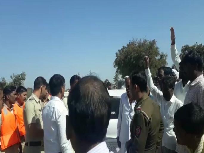 Movement of farmers to release water in Jayakwadi dam | शेतकऱ्यांचे जायकवाडीतून बंधाऱ्यात पाणी सोडण्यासाठी आंदोलन Movement of farmers to release water in Jayakwadi dam | शेतकऱ्यांचे जायकवाडीतून बंधाऱ्यात पाणी सोडण्यासाठी आंदोलन