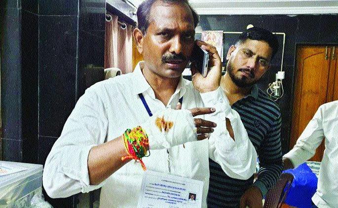 Violence break at the time of voting in Andhra | आंध्रात मतदानाच्या वेळी हिंसाचार Violence break at the time of voting in Andhra | आंध्रात मतदानाच्या वेळी हिंसाचार