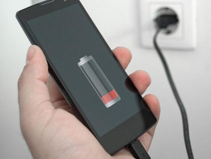 Dont do these 5 things while charging smartphones | फोन चार्जिंग करताना करु नका या 5 चुका, पडेल महागात! Dont do these 5 things while charging smartphones | फोन चार्जिंग करताना करु नका या 5 चुका, पडेल महागात!