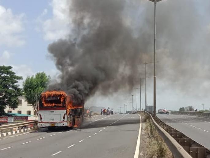 ST caught fire at Anewadi toll booth in Satara, disaster was averted due to driver carrier intervention | Satara: आनेवाडी टोलनाक्यावर एसटीने घेतला पेट, चालक-वाहकाच्या प्रसंगावधानामुळे अनर्थ टळला ST caught fire at Anewadi toll booth in Satara, disaster was averted due to driver carrier intervention | Satara: आनेवाडी टोलनाक्यावर एसटीने घेतला पेट, चालक-वाहकाच्या प्रसंगावधानामुळे अनर्थ टळला