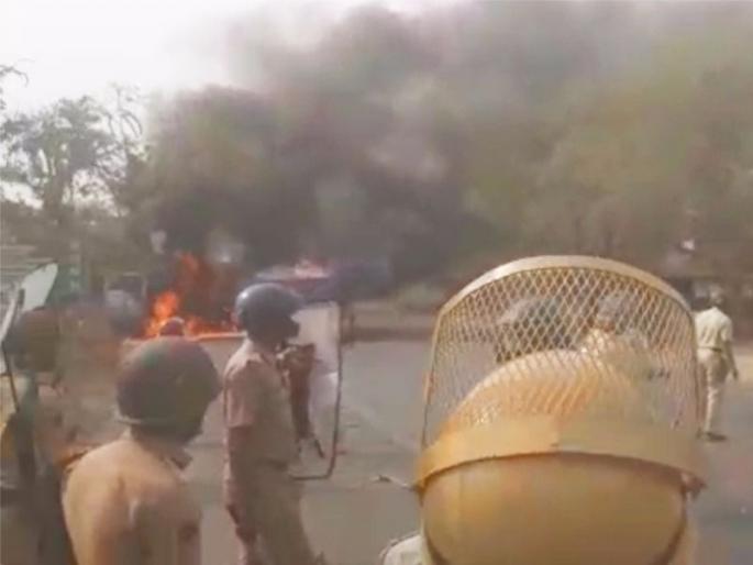 In Aurangabad garbage issue, the vehicles were broken, and the police were injured | औरंगाबादमध्ये कचरा प्रश्न पेटला, गाडया फोडल्या, पोलीस जखमी In Aurangabad garbage issue, the vehicles were broken, and the police were injured | औरंगाबादमध्ये कचरा प्रश्न पेटला, गाडया फोडल्या, पोलीस जखमी