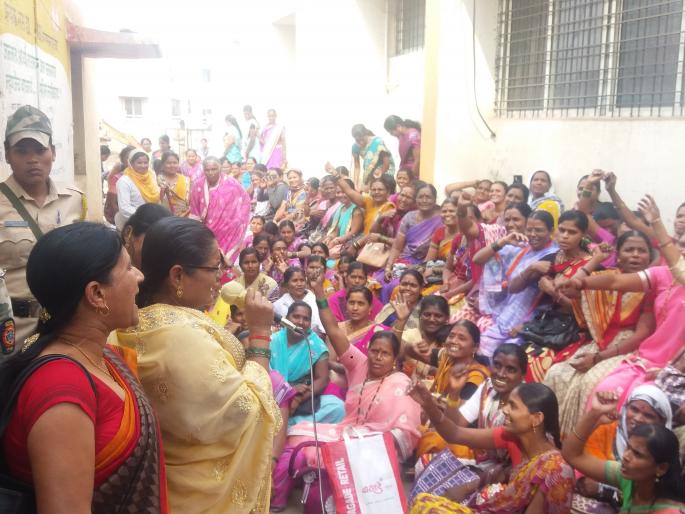 Anganwadi sevikas have time to pay wages in the fields without due respect; The rally was held in Shrigonda for honor killings | मानधनाअभावी अंगणवाडी सेविकांवर आली शेतात रोजंदारी करण्याची वेळ; मानधनासाठी श्रीगोंद्यात काढला मोर्चा Anganwadi sevikas have time to pay wages in the fields without due respect; The rally was held in Shrigonda for honor killings | मानधनाअभावी अंगणवाडी सेविकांवर आली शेतात रोजंदारी करण्याची वेळ; मानधनासाठी श्रीगोंद्यात काढला मोर्चा