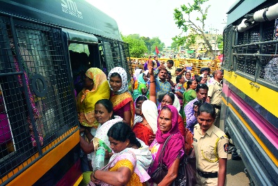 Jailbreaking of child welfare for childhood death, malnutrition | बालमृत्यू, कुपोषणमुक्तीसाठी सेविकांचे जेलभरो Jailbreaking of child welfare for childhood death, malnutrition | बालमृत्यू, कुपोषणमुक्तीसाठी सेविकांचे जेलभरो