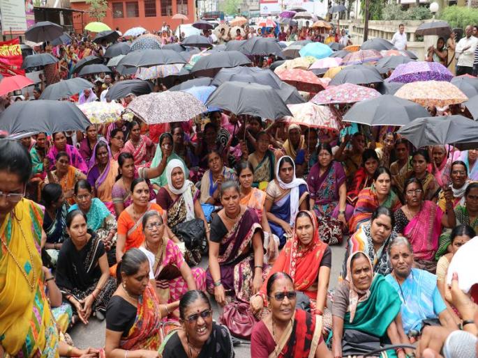 Anganwadi worker: The umbrella front of | अंगणवाडी कर्मचा:यांचा छत्री मोर्चा Anganwadi worker: The umbrella front of | अंगणवाडी कर्मचा:यांचा छत्री मोर्चा
