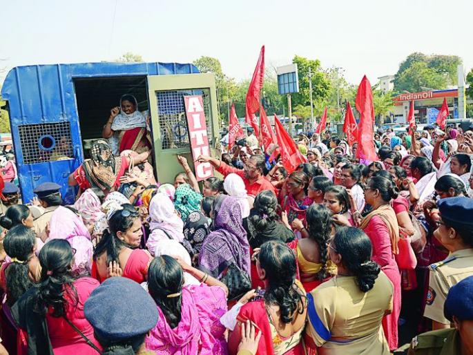 Jail Bharo movement of the Aanganwadi workers in Nagpur | नागपुरात अंगणवाडी कर्मचाऱ्यांचे जेलभरो आंदोलन Jail Bharo movement of the Aanganwadi workers in Nagpur | नागपुरात अंगणवाडी कर्मचाऱ्यांचे जेलभरो आंदोलन