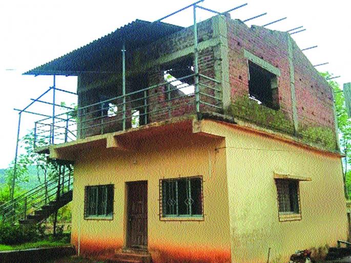 37 Anganwadis hit in Mahad; Hurricane damage | महाडमध्ये ३७ अंगणवाड्यांना फटका; चक्रीवादळाने नुकसान 37 Anganwadis hit in Mahad; Hurricane damage | महाडमध्ये ३७ अंगणवाड्यांना फटका; चक्रीवादळाने नुकसान