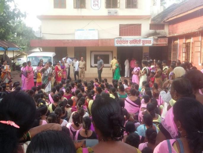 Anganwadi Sevaks' Front in Kudal to give notice of removal of Anganwadi sevikas from the time of expulsion | संप काळातील अंगणवाडी सेविकांना नोकरीवरून काढून टाकण्याच्या नोटिसा दिल्याप्रकरणी कुडाळात अंगणवाडी सेविकांचा मोर्चा