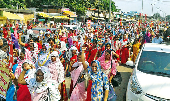 Give Anganwadi Sevikas 10 Million Dues! Due to meeting the Chief Minister, the demand made by Dinkar Patel | अंगणवाडी सेविकांना किमान 10 हजार मानधन द्या! मुख्यमंत्र्यांची भेट घेऊन विखे-पाटलांनी केली मागणी  Give Anganwadi Sevikas 10 Million Dues! Due to meeting the Chief Minister, the demand made by Dinkar Patel | अंगणवाडी सेविकांना किमान 10 हजार मानधन द्या! मुख्यमंत्र्यांची भेट घेऊन विखे-पाटलांनी केली मागणी