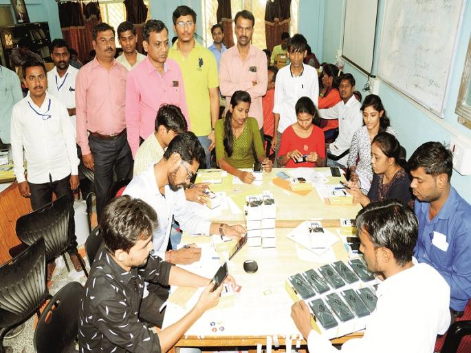 Hello ... I'm Aanganwadi sewika speaking !; 30,000 mobile will be activated by April 24 | हॅलो... मी अंगणवाडी सेविका बोलतेय!; २४ एप्रिलपर्यंत ३० हजार मोबाईल होणार ‘अ‍ॅक्टिव्हेट’