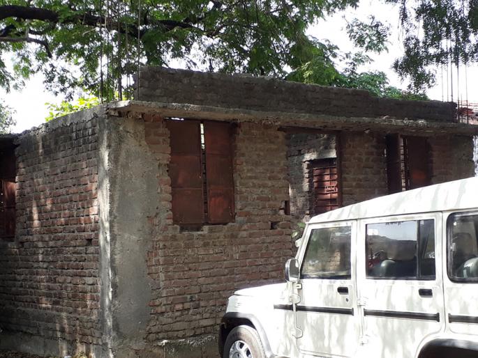 Due to lack of funding, 38 anganwadis work stop in Manola taluka | निधीअभावी मानोरा तालुक्यातील ३८ अंगणवाड्या अर्धवट 