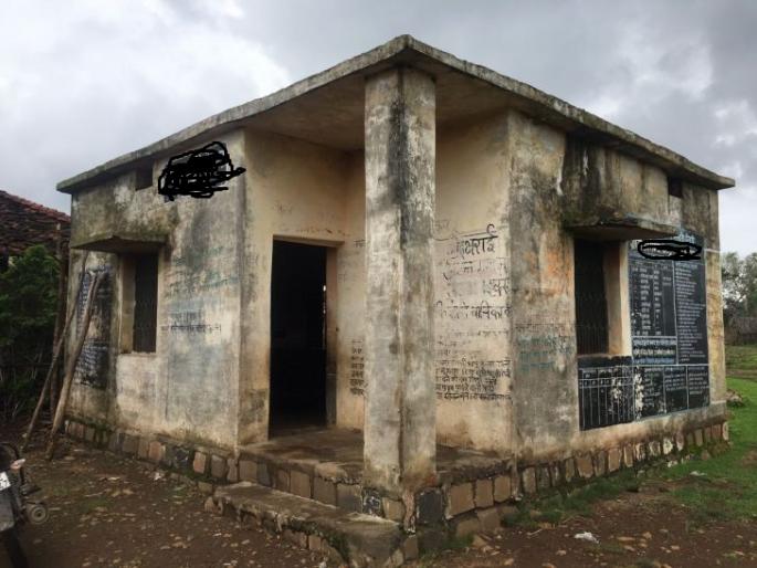 Children learn in old anganwadi buildings | शिकस्त अंगणवाड्यांमध्ये बालकांची किलबिल Children learn in old anganwadi buildings | शिकस्त अंगणवाड्यांमध्ये बालकांची किलबिल
