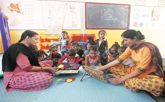 One hundred Anganwadis will be smart; Anganwadi children will dance to the song on the video | शंभर अंगणवाडी होणार स्मार्ट; व्हिडिओवरील गाण्यावर अंगणवाडीतील मुले धरणार ताल