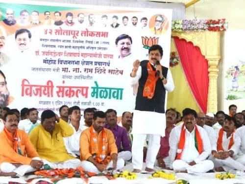 We took Chhota Rajan to the notice, who went to Rajan; Ram Shinde's criticism | आम्ही छोटा राजनला फरफटत आणला, हे कोण राजन लागून गेले;  राम शिंदे यांची टीका We took Chhota Rajan to the notice, who went to Rajan; Ram Shinde's criticism | आम्ही छोटा राजनला फरफटत आणला, हे कोण राजन लागून गेले;  राम शिंदे यांची टीका