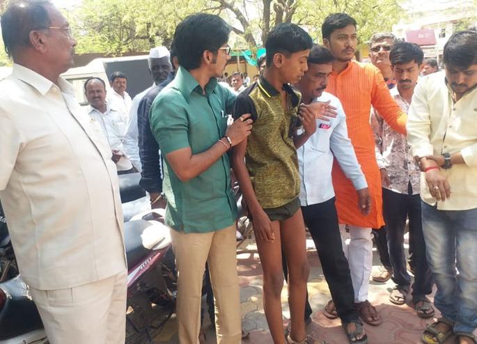 Washing workers at Khandobachiwadi. Shinde and Patil police station | खंडोबाचीवाडीत कार्यकर्त्यांची धुलाई.. शिंदे अन् पाटील पोलीस ठाण्यात Washing workers at Khandobachiwadi. Shinde and Patil police station | खंडोबाचीवाडीत कार्यकर्त्यांची धुलाई.. शिंदे अन् पाटील पोलीस ठाण्यात