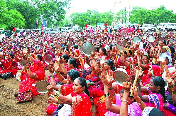 Anganwadi staff waiting for honors | तरीही शासनाकडून उपेक्षित अंगणवाडी कर्मचारी मानधनाच्या प्रतीक्षेत; ‘कोरोना’च्या संकटात रस्त्यावर