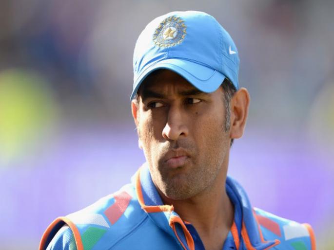 Captain Dhoni, who caused this behavior of Cameraman, knew what happened? | कॅमेरामॅनच्या या वागण्यामुळे भडकला कॅप्टनकूल धोनी, जाणून घ्या काय नेमकं घडलं ?