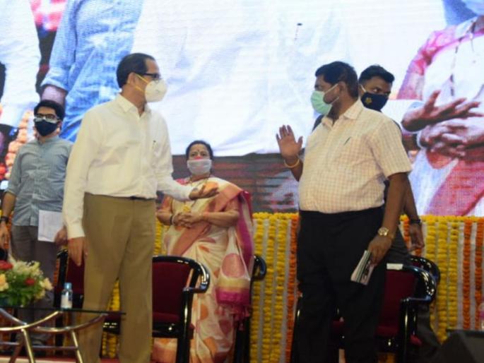 Union Minister of State Ramdas Athavale was also present at the event organized by MMRDA. | Video: अजून काही 'आठवले' तर सांगतो; उद्धव ठाकरेंच्या वक्तव्यानं उपस्थितांमध्ये पिकला हशा Union Minister of State Ramdas Athavale was also present at the event organized by MMRDA. | Video: अजून काही 'आठवले' तर सांगतो; उद्धव ठाकरेंच्या वक्तव्यानं उपस्थितांमध्ये पिकला हशा