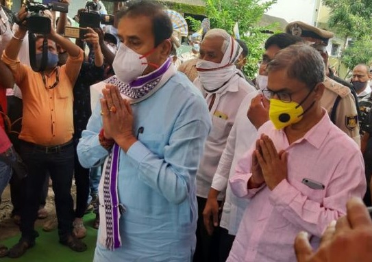 Anil Deshmukh paid homage to the martyred soldiers | अनिल देशमुख यांनी वाहिली शहीद जवानाला श्रद्धांजली Anil Deshmukh paid homage to the martyred soldiers | अनिल देशमुख यांनी वाहिली शहीद जवानाला श्रद्धांजली