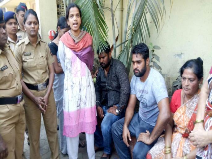 Aniket Kothale murder case: Aniket's brothers try to burn themselves with kerosene | अनिकेत कोथळे हत्या प्रकरण- अनिकेतच्या दोन्ही भावांचा अंगावर रॉकेल ओतून आत्मदहनाचा प्रयत्न Aniket Kothale murder case: Aniket's brothers try to burn themselves with kerosene | अनिकेत कोथळे हत्या प्रकरण- अनिकेतच्या दोन्ही भावांचा अंगावर रॉकेल ओतून आत्मदहनाचा प्रयत्न