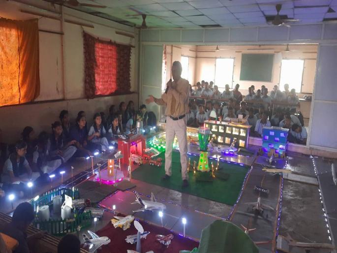 Flying drones and helicopters became a student attraction; Shivai Balak Mandir School Initiative | उडणारे ड्रोन आणि हेलिकॉप्टर बनले विद्यार्थ्यांचे आकर्षण; शिवाई बालक मंदिर शाळेचा उपक्रम Flying drones and helicopters became a student attraction; Shivai Balak Mandir School Initiative | उडणारे ड्रोन आणि हेलिकॉप्टर बनले विद्यार्थ्यांचे आकर्षण; शिवाई बालक मंदिर शाळेचा उपक्रम